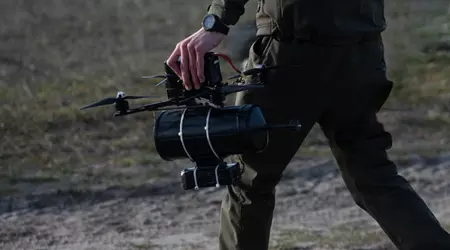 Ukrainas forsvarsdepartement holdt en demonstrasjon av FPV-droner som styres via fiberoptikk