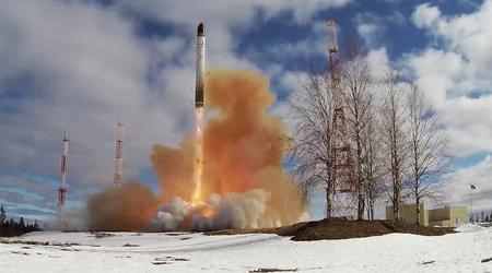 Russerne forbereder seg på å starte masseproduksjon av de interkontinentale ballistiske missilene RS-28 Sarmat med en rekkevidde på 18 000 kilometer, som kan bære et kjernefysisk stridshode med en sprengkraft på 7,5 megatonn.