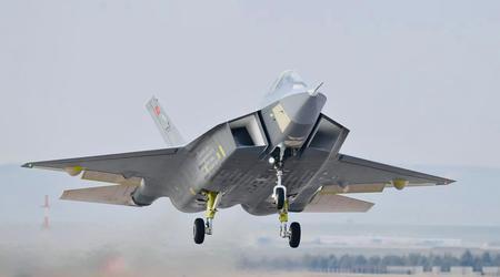 Tyrkias femtegenerasjons KAAN-kampfly gjorde sin jomfrutur sammen med en F-16 Fighting Falcon.