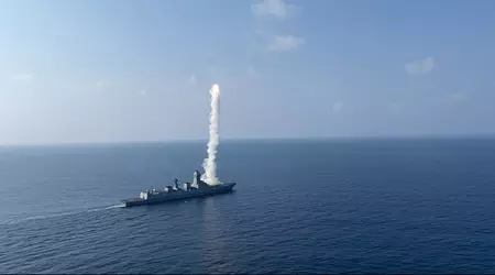 Den indiske jageren Rajput har med hell skutt opp det supersoniske kryssermissilet BrahMos.