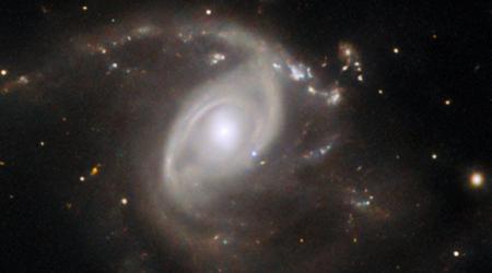 Hubble-teleskopet har tatt et fantastisk bilde av en lyssterk supernova i en fjern galakse 650 millioner lysår unna