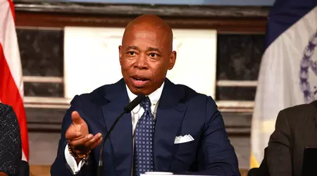 New Yorks borgermester bruker kunstig intelligens til å ringe opp på språk han ikke kan