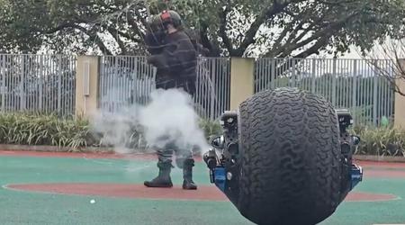 Kinesisk robocop går på gatepatrulje for første gang: den ligner BB-8 fra Star Wars og har ikke-dødelige våpen (video)