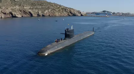Den nye spanske ubåten Isaac Peral har dykket ned til 460 meters dyp for første gang.