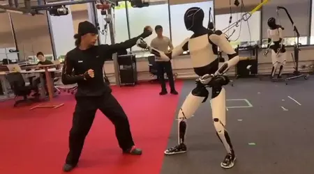 “Jackie Chan, støtt øl!”: Optimus-roboten viste imponerende kung fu-ferdigheter