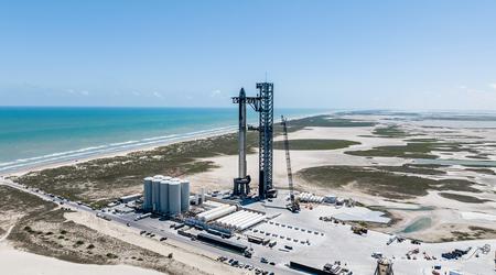 Den 140 meter høye roboten Mechazilla forberedte oppskytningen av historiens kraftigste SpaceX Starship-rakettsystem.