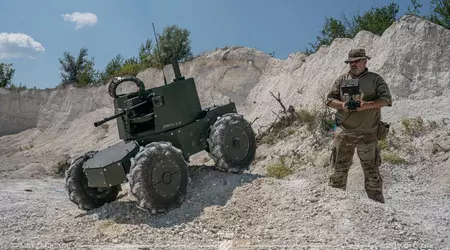 "Azov" kjemper med bakkedrone med et maskingevær "Lyut 2.0" 