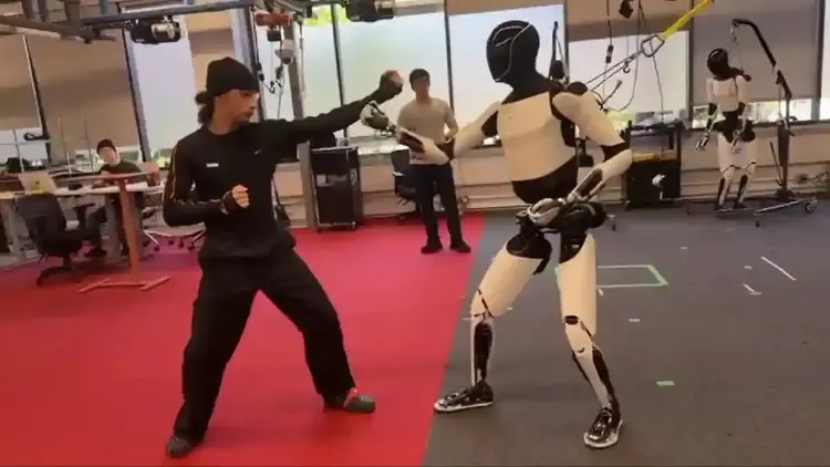 “Jackie Chan, støtt øl!”: Optimus-roboten viste ...