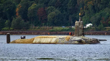 Den atomdrevne ubåten av Vanguard-klassen som bærer Trident II (D5) interkontinentale ballistiske missiler, har etter et lengre tokt kommet til å ligne et sjøuhyre.