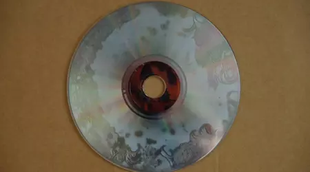 Diskene dine kan forringes på grunn av en kjemisk reaksjon, og dette skjer aktivt med DVD-er utgitt av Warner Bros.