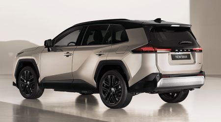 Den nye Toyota RAV4 advarer om farer i kryss og biler som nærmer seg raskt bakfra på motorveien
