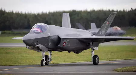 De første F-35 Lightning II-kampflyene har ankommet Danmark for å erstatte F-16 Fighting Falcon som skal overføres til Ukraina.