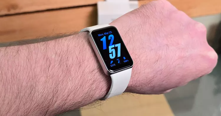 Samsung Galaxy Fit3-gjennomgang: treningsarmbånd med stor ...
