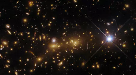 Hubble har avslørt fødselen av et kosmisk monster 8 milliarder lysår unna i stjernebildet Canes Venatici.