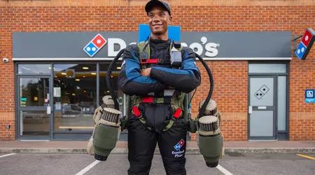 Rocket Man: Domino's Pizza har brukt sin første jetdrakt noensinne til å levere pizza fra luften.