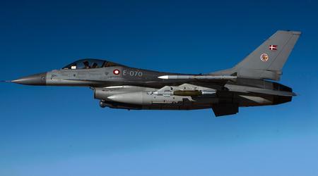 Unike opptak: Volodymyr Zelensky viste hvordan ukrainske piloter gjennomgår et treningsprogram for å operere F-16 Fighting Falcon-kampfly i Danmark.