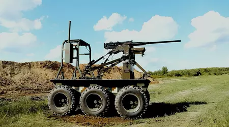 Ukrainske ingeniører har avduket en all-terrain kampbakkedrone Droid Raw 12.7, utstyrt med en stor kaliber M2 Browning maskingevær