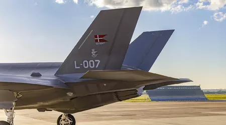 Lockheed Martin har levert de første femtegenerasjons F-35 Lightning II-kampflyene til Danmark, men leveransene av de nye flyene vil ikke fortsette før om et år.
