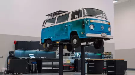 Volkswagen gjenoppretter en eldre T2 som overlevde brannene i California i januar 2025