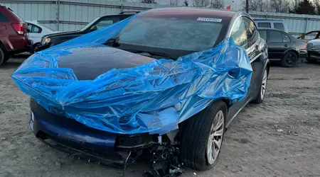 CNBC-redaktøren solgte sin Tesla Model X for deler - og nå kjører den rundt i Ukraina og sender meldinger til den gamle eieren.