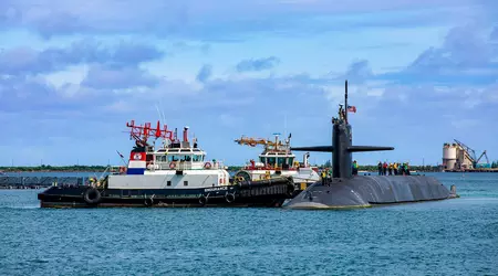 Den atomdrevne ubåten USS Kentucky i Ohio-klassen med Trident II interkontinentale ballistiske missiler med en rekkevidde på over 12 000 kilometer besøkte øya Guam.