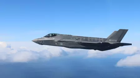 Japans femtegenerasjons kampfly av typen F-35 Lightning II har fullført en flytur på 6400 kilometer og har ankommet Australia for første gang noensinne.