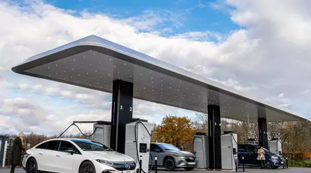 Mercedes har åpnet en merkevarehub i Europa med ladestasjoner for elbiler med en kapasitet på 300 kW.