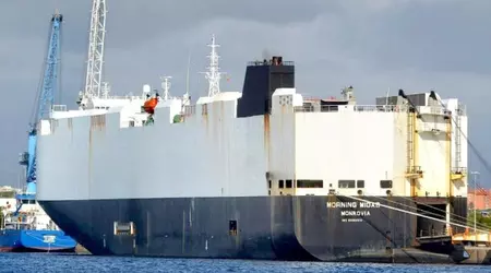 Et frakteskip som frakter elektriske biler brenner i Stillehavet