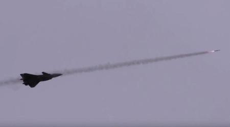 Kina viste for første gang hvordan et femtegenerasjons J-20 Mighty Dragon-kampfly avfyrte et missil for å øve på å ødelegge fiendtlige fly.