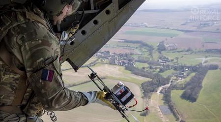 Etter Frankrike: Storbritannia tester FPV-droner fra Chinook-helikopter