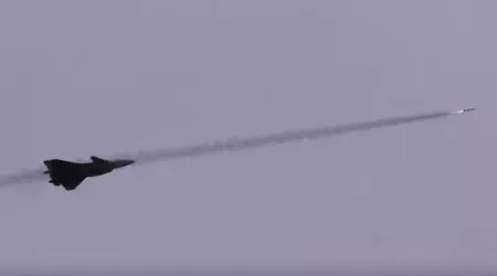 Kina viste for første gang hvordan et femtegenerasjons J-20 Mighty Dragon-kampfly avfyrte et missil for å øve på å ødelegge fiendtlige fly.