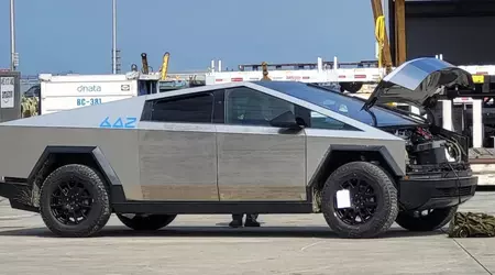 En pre-produksjon Tesla Cybertruck elektrisk pickup fra Los Angeles Auto Museum ble solgt for 400 000 dollar.