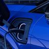 Cadillac Optiq V ved en Tesla ladestasjon