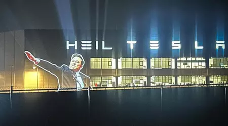 Musks nazihilsen ble vist med en projektor på fasaden til Gigafactory Berlin-Brandenburg-fabrikken