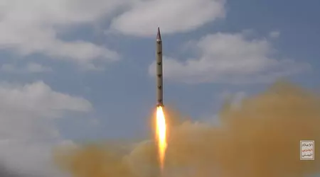 Iranske stedfortredere fra Jemen viste video av ballistiske missiler og kamikaze-droner som ble avfyrt mot Israel.