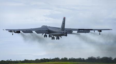 Et kinesisk jagerfly av typen J-11 fløy nærmere enn tre meter fra et amerikansk atombombefly av typen B-52H Stratofortress.