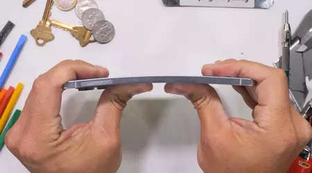 Det bøyer seg, men knekker ikke: den kjente bloggeren JerryRigEverything testet styrken til den ultratynne Samsung Galaxy S25 Edge