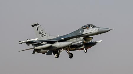Amerikanske F-16 Fighting Falcon-kampfly har ankommet fra USA til Midtøsten.