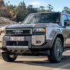 Toyota Land Cruiser J250 mot bakgrunn av natur