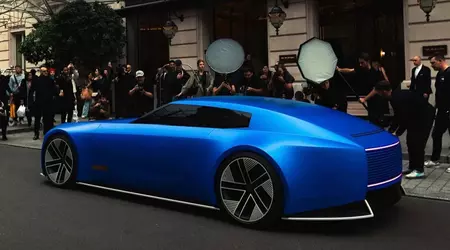 Du kan se på den i all evighet: Luksuskonseptbilen Jaguar Type 00 i ultramarin har prydet moteuken i Paris.