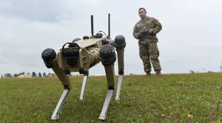 USA testet en "robothund" med et gevær på ryggen i Midtøsten