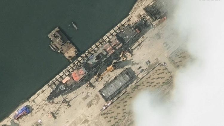 Nord-Korea løfter endelig den skadede destroyer: ...