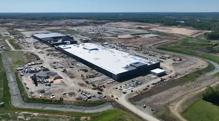 Toyota har bygget sin første batterifabrikk i USA for å produsere batterier til elbiler 