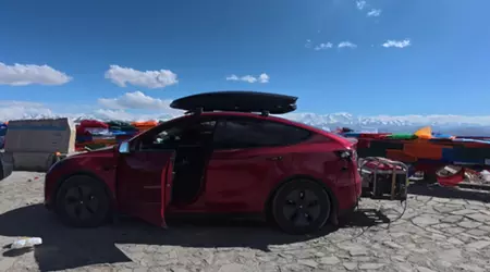 En eier av en Tesla Model Y koblet en generator til bilen sin for en tur til Everest
