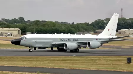 Et russisk Su-27-jagerfly ville skyte ned et britisk KC-135 Rivet Joint-fly, men det første missilet bommet og det andre falt av vingen.