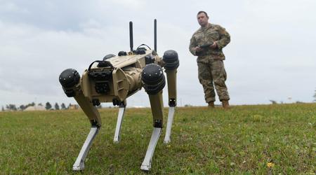 USA testet en "robothund" med et gevær på ryggen i Midtøsten