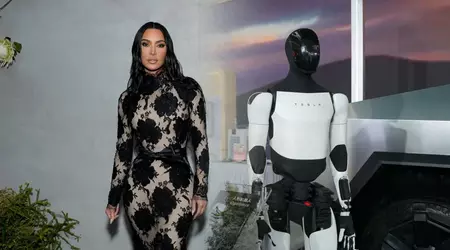 Kim Kardashian overrasket nettverket ved å introdusere Tesla Optimus-roboten (video)
