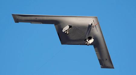 Atombombeflyet B-21 Raider gjorde sin jomfrutur og fløy til en base i det amerikanske flyvåpenet for videre testing.