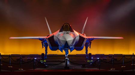 Lockheed Martin har avduket det første femte generasjons F-35 Lightning II-kampflyet for det belgiske luftforsvaret.