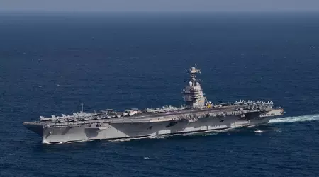 USS Gerald R. Ford, verdens største hangarskip til over 13 milliarder dollar, med F/A-18 Super Hornet-kampfly på patrulje i Adriaterhavet.